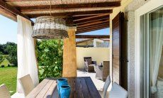 Terrasse mit Blick in den Garten