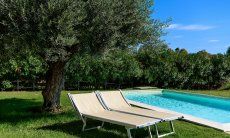 Villa Campidano 21 | sonnebaden am privaten Pool, umgeben von sardischer Natur Sonnenbaden am Pool von Villa Campidano 21