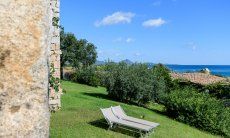 Gepflegter Garten mit Meerblick