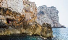 Treppe und Eingang zur "Grotte di Nettuno" bei Alghero