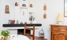Casa Meloni 1 | Wohnbereich mit Kamin und sardischem Wandschmuck Wohnbereich mit Kamin und sardischem Wandschmuck