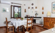 Casa Meloni 1 | Einladender Essbereich vor dem Kamin Essbereich vor dem Kamin