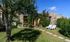 Casa Meloni 1 | Großer Garten mit schattenspendenden Bäumen Großer Garten mit Sonnenliegen Meloni 1 in Sant Elmo