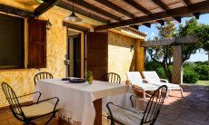 Casa Meloni 2 | Terrasse mit Essbereich und Sonnenliegen Terrasse mit Essbereich und Sonnenliegen Meloni 2 in Sant Elmo