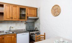 Casa Meloni 2 | Küche aus Holz mit kleinem Esstisch Küche Meloni 2 in Sant Elmo