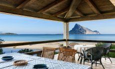 Terrasse mit Blick aufs Meer und die Insel Tavolara