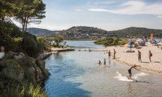 Kinder spielen im seichten Wasser der Lagune von Porto Taverna