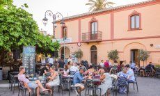 Villa Ulivi 27 | Gut besuchte Bartische unter freiem Himmel vor einem typischen Haus in Pula Gut besuchte Bartische unter freiem Himmel vor einem typischen Haus in Pula