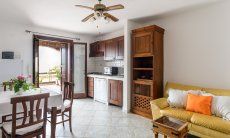 Apartment Castededdu 3 | Wohnbereich mit Essplatz, Sofaecke und Küchenzeile Wohnbereich mit Essplatz, Sofaecke und Küchenzeile