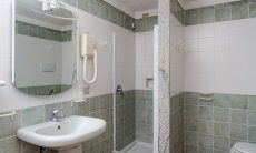 Casa Grecino | Geräumiges Duschbad Badezimmer 1 mit Dusche