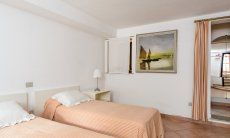 Casa Grecino | Zweites Schlafzimmer 2mit zwei Einzelbetten in einer anderen Perspektive Schlafzimmer 2