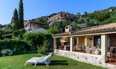 Villa Monica | Garten, Terrasse und Blick zum Hang Garten und Blick zum Hang