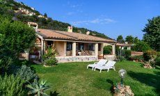 Villa Monica | Gepflegter Garten und Hausansicht Gepflegter Garten und Hausansicht