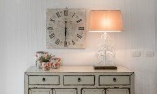 Kommode Shabby mit Wanduhr und Lampe