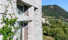 Li Conchi 29 | Vista dalla finestra panoramica di Li Conchi Fenster in der Granitmauer mit Blick in die grüne Landschaft