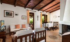 Villa Giangaleazzo | Heller Wohn-und Essbereich mit schöner Sitzecke am Kamin Heller Wohn-und Essbereich