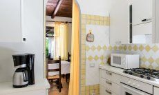 Villa Giangaleazzo | Küche mit Blick in den Essbereich Küche mit Blick in den Essbereich