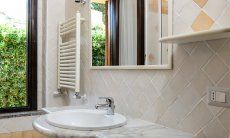 Villa Giangaleazzo | Badezimmer 1 mit Tageslicht Badezimmer 1 mit Tageslicht