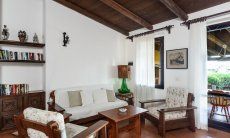 Villa Lentischio | Sitzecke im Wohnzimmer mit Gartenzugang Sitzecke im Wohnzimmer mit Gartenzugang