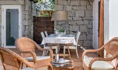 Li Conchi 28 | Die Terrasse mit Sofa und Esstisch wird zum Wohnzimmer im Freien Sofa im Freien
