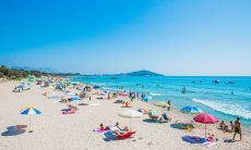 Mäßig besuchter Strand von Orri im Sommer