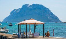 Bootsverleih am Kai von Porto San Paolo mit Blick auf die Insel Tavolara