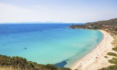 Blick auf die Bucht von Solanas mit weißem Strand und kristallklarem Meer