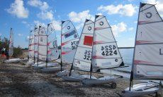 Segelregatta mit Optimisten am Strand von Is Suergius bei Pula