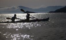 Kayak im Abendlicht der Südküste