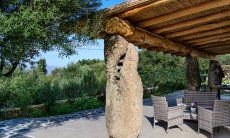 Villa Oleandro | Imposant geformter Granitfelsen als Stütze für das Terrassendach Imposant geformter Granitfelsen als Stütze für das Terrassendach