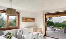 Villa Oleandro | Sofa vor der großen Fenstertür zur Terrasse Sofa vor der großen Fenstertür zur Terrasse