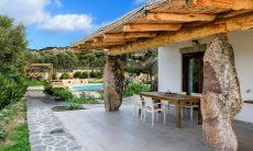 Villa Oleandro | Terrasse mit Bambusverkleidetem Dach auf Granitsäulen und Blick auf den Pool und die Berge Terrasse mit Bambusverkleidetem Dach auf Granitsäulen und Blick auf den Pool und die Berge