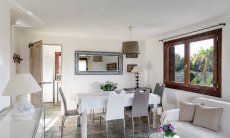 Villa Oleandro | Wohnzimmer mit Esstisch und Tür zur Küche Wohnzimmer mit Esstisch und Tür zur Küche