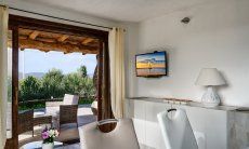 Villa Oleandro | Wohnzimmer mit großer Fenstertür zur Terrasse Wohnzimmer mit großer Fenstertür zur Terrasse