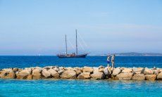 Schooner mit zwei Masten in der Bucht vor Porto Rotondo