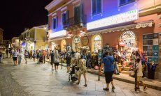 In Santa Teresa di Gallura öffnen die Geschäfte im Sommer auch am späten Abend
