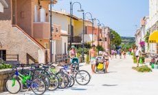 Promenade in Vignola Mare