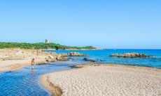 Sandstrand mit Fluß Rio Vignola in Vignola Mare