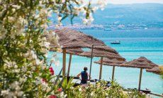 Blick vom Strand Le Bombarde über das Meer bis nach Alghero