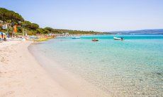 Weißer Sand und klares Wasser am Strand Le Bombarde Alghero