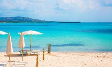 Liegen- und Sonneschirmverleih am Strand La Pelosa Stintino