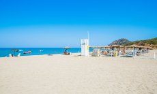 Strandliegenverleih, Lifeguard und Restaurantbar am Strand von Feraxi, Capo Ferrato