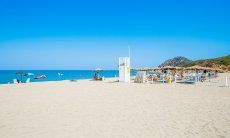 Strandliegenverleih, Lifeguard und Restaurantbar am Strand von Feraxi, Capo Ferrato