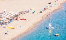 Breiter, weißer Sandstrand mit Sonnenschirmen und -liegen, frei oder zur Miete, Torresalinas