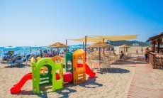 Strandbad und Kinderspielplatz am Strand von Torresalinas