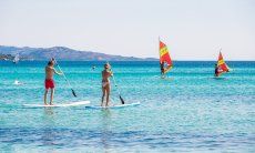 Stand-up paddle und Windsurf am Strand La Cinta, San Teodoro, Olbia
