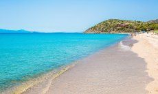 Strand Geremeas mit glasklarem Wasser und Torre delle Stelle im Hintergrund