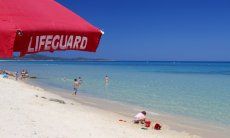 Cala Sinzias Strand mit Bademeister zu Ihrer Sicherheit
