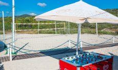 Beachvolleyball und Kicker am Strand von Golfo Aranci