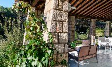 Villa Pola | Terrasse mit Sofamöbeln und Eßtsich Terrasse mit Sofamöbeln und Eßtsich